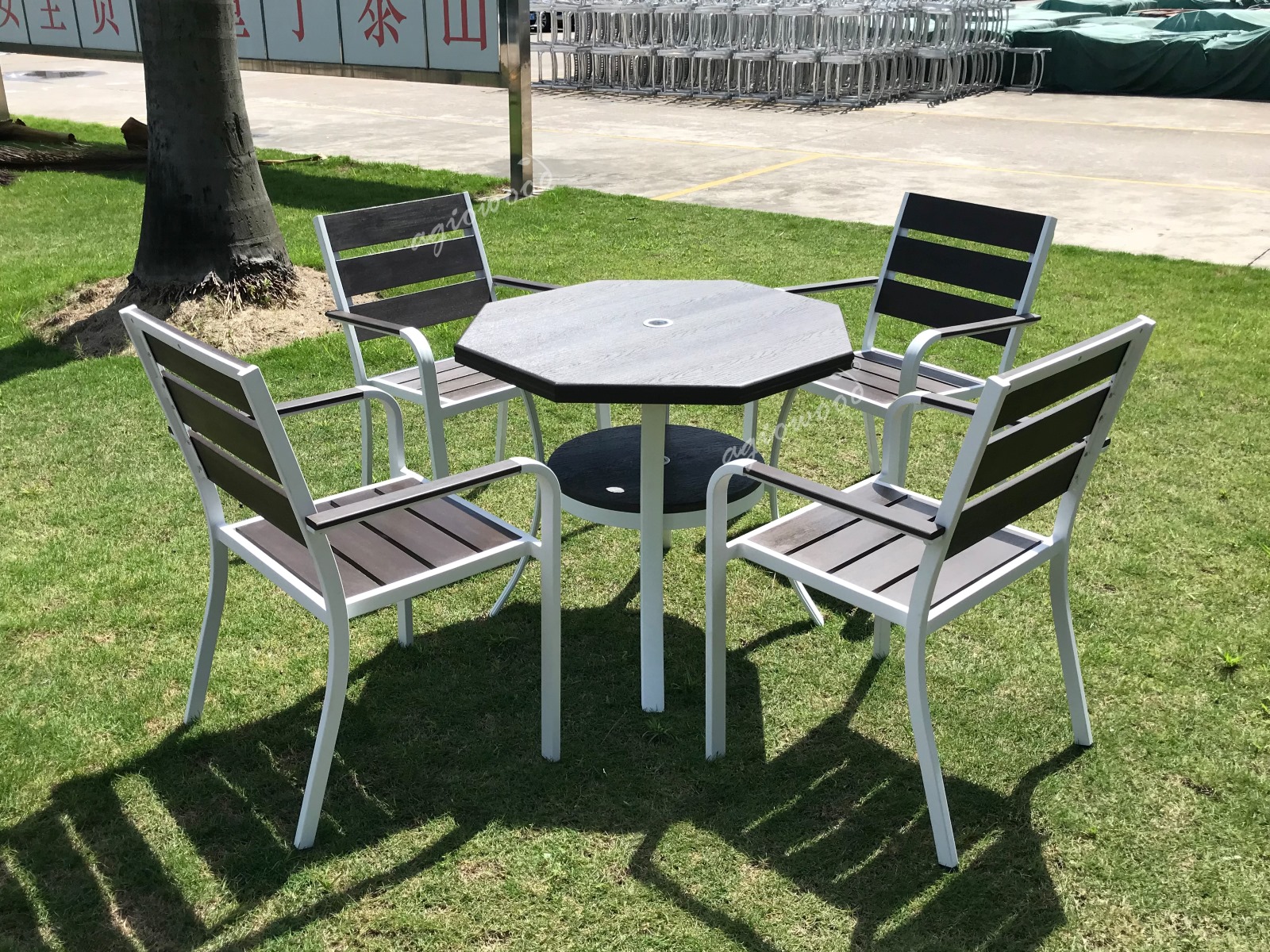 Outdoor Octagonal Table 4-1