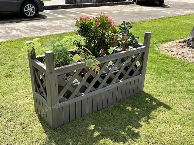 Outdoor planter with lattice pattern